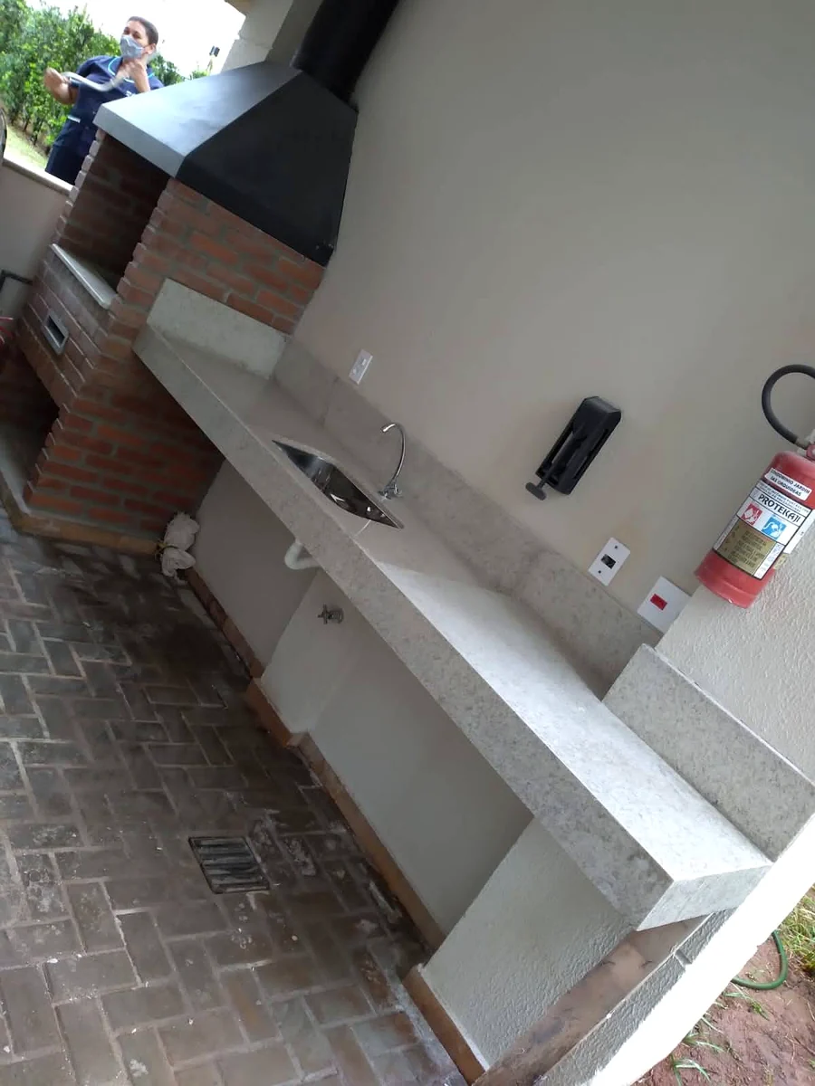 Área gourmet com bancada em concreto, obra executada pela FC Construção Civil